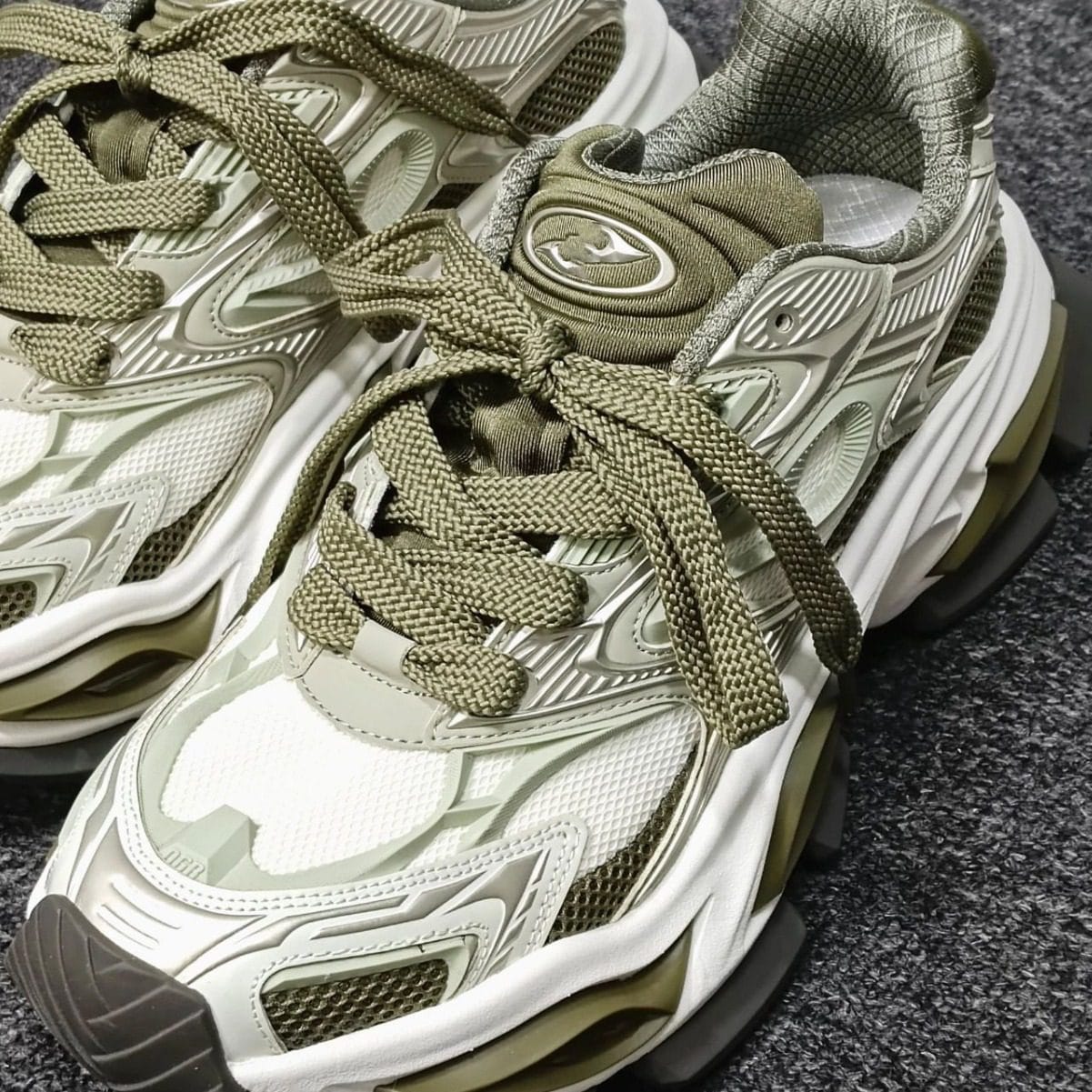 Sporty Mesh Shoes - Image 4