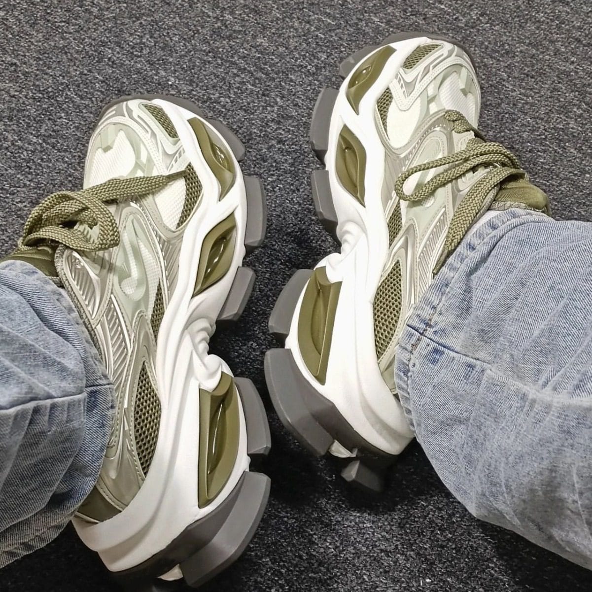 Sporty Mesh Shoes - Image 7